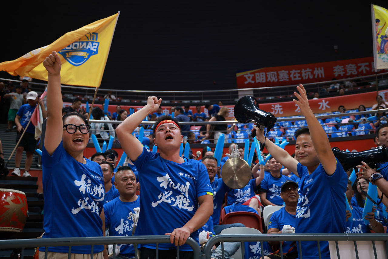 热血澎湃的篮球对决点燃了球迷们的热情的简单介绍 热血澎湃的篮球对决点燃了球迷们的热情的简单介绍