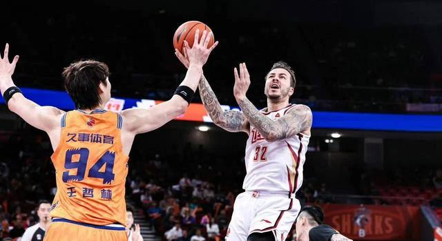 热血澎湃的篮球对决点燃了球迷们的热情的简单介绍 热血澎湃的篮球对决点燃了球迷们的热情的简单介绍